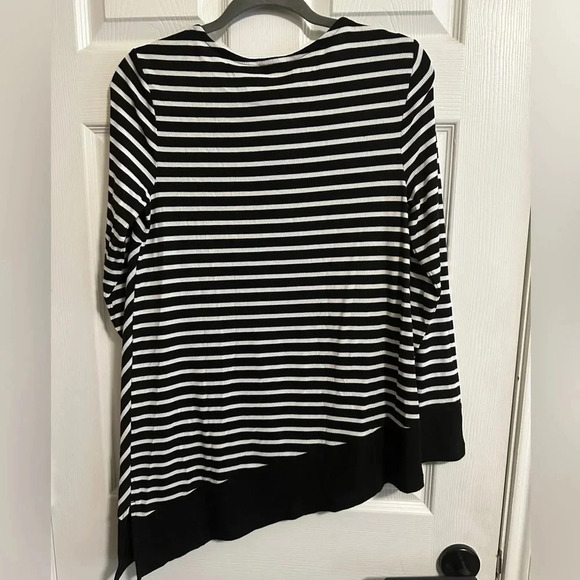 Chico's Bi-color Black/White Rib Stripe Asymmetrical Tunic Size 1 M/8 EUC - Picture 3 of 4